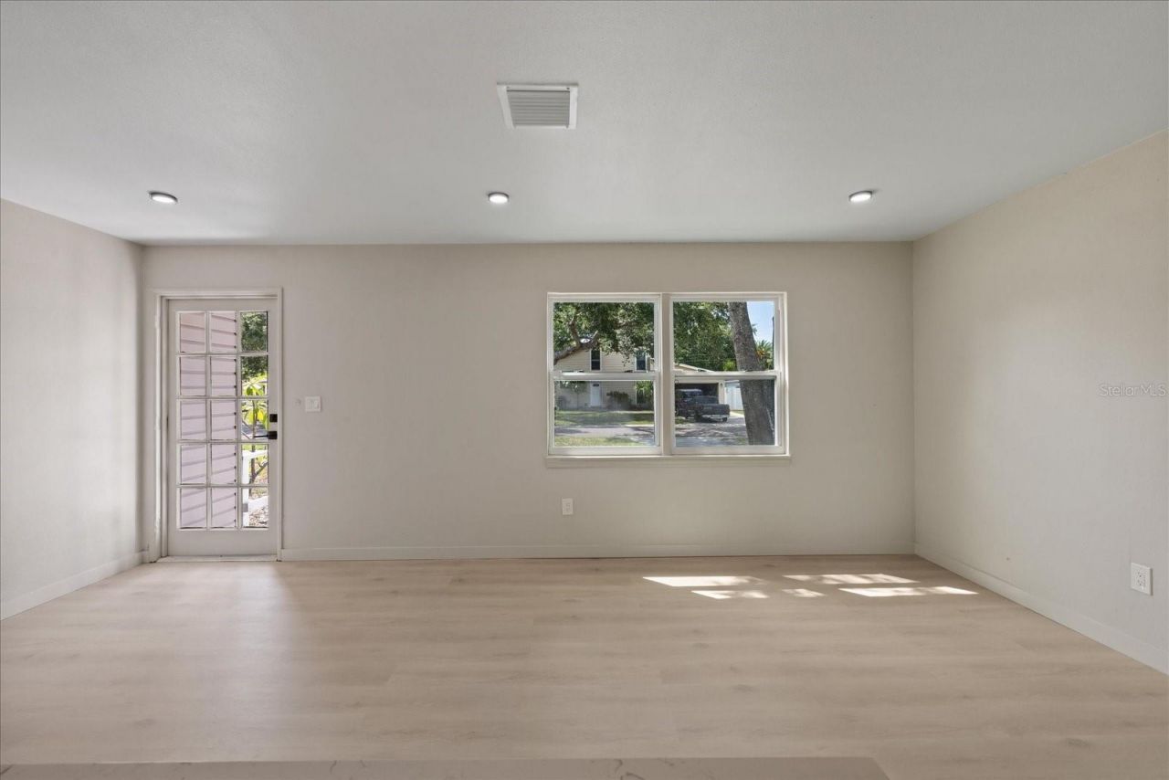 8211 Diagonal Road N, Saint Petersburg, FL 33702 Photo