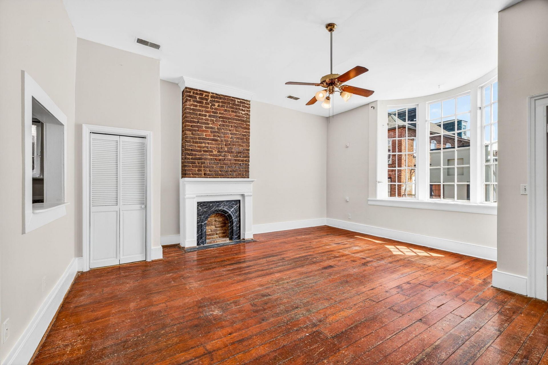 335 King Street Photo 4
