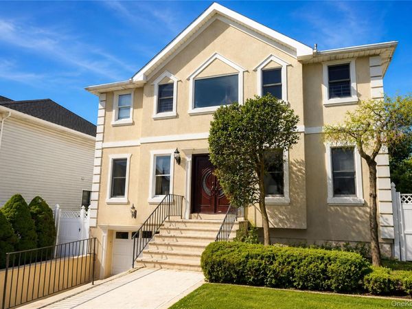 22 Putters Court , Staten Island, NY 10301