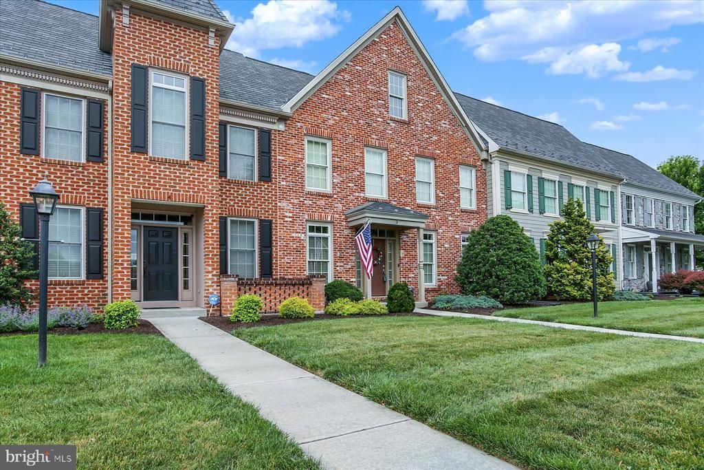 3 Jamestown Square, Mechanicsburg, PA 17050 Main Photo
