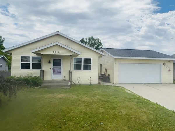 1911 Flambeau St, Manitowoc, WI 54220