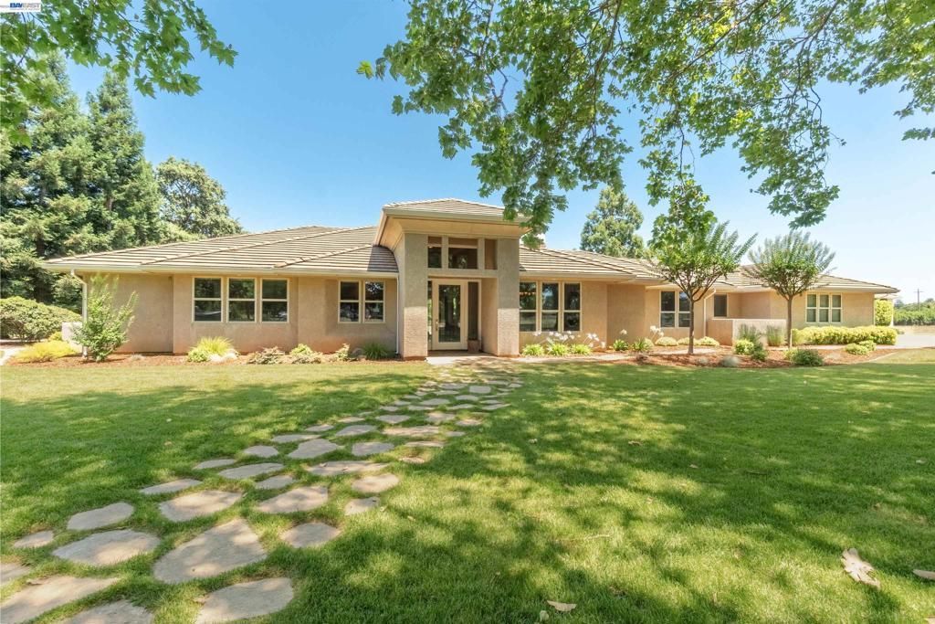 10055 Justamere Ln, Elk Grove, CA 95624 Main Photo