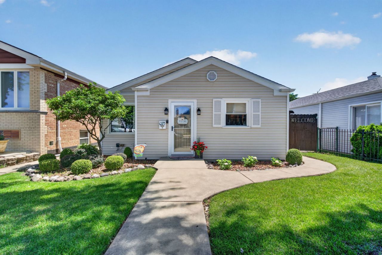 6109 S Neenah Avenue, Chicago, IL 60638 Main Photo