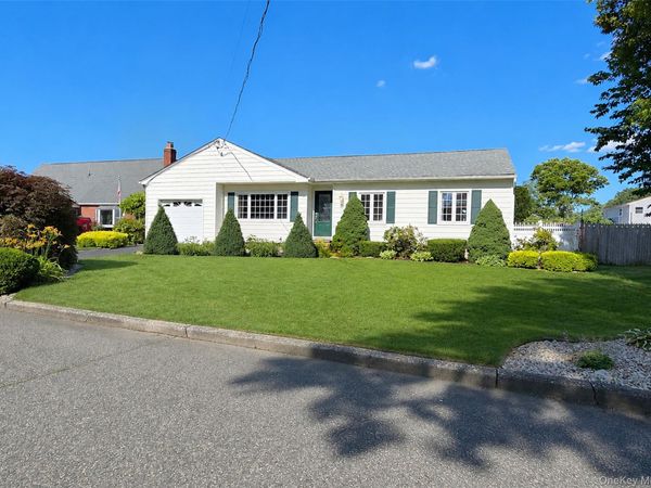 35 Avenue D , Holbrook, NY 11741