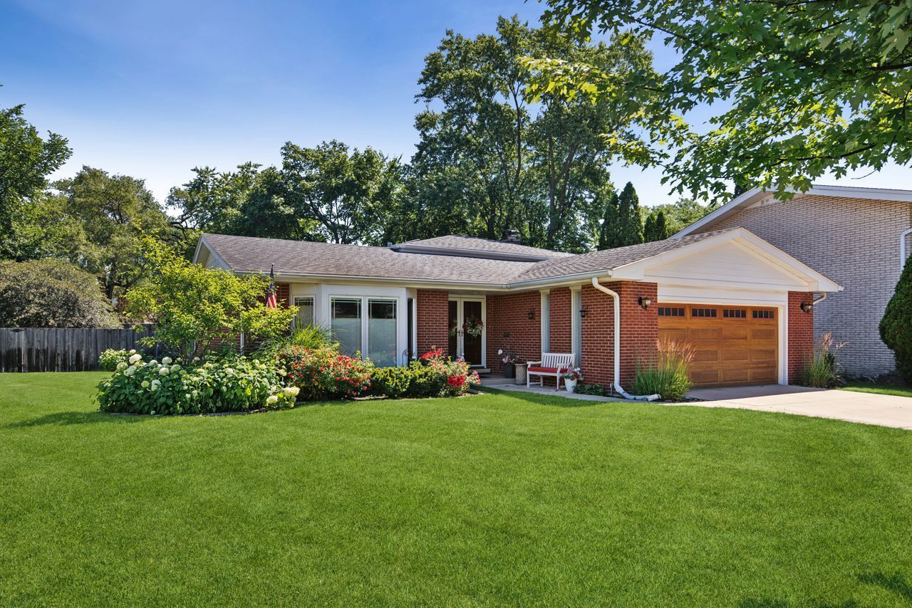 6833 N Concord Lane N, Niles, IL 60714