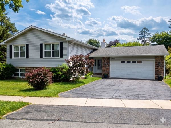 1928 N High Grove Lane , Palatine, IL 60074
