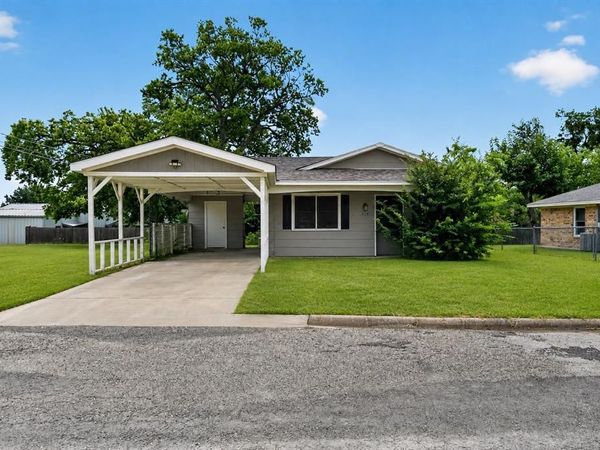 208 D Street , Whitesboro, TX 76273