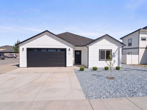 467 Arnos Street, Talent, OR 97540