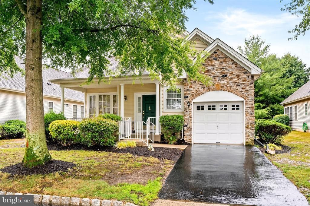 10 Hummingbird Drive, Hamilton, NJ 08690 Main Photo