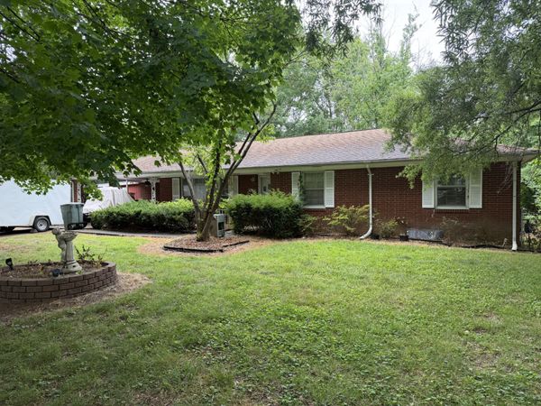 512 W Market St , Portland, TN 37148