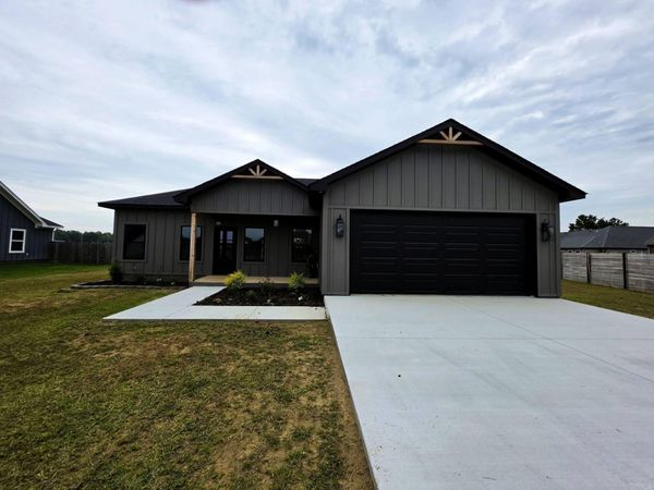 410 Olivia Dr, Newport, AR 72112