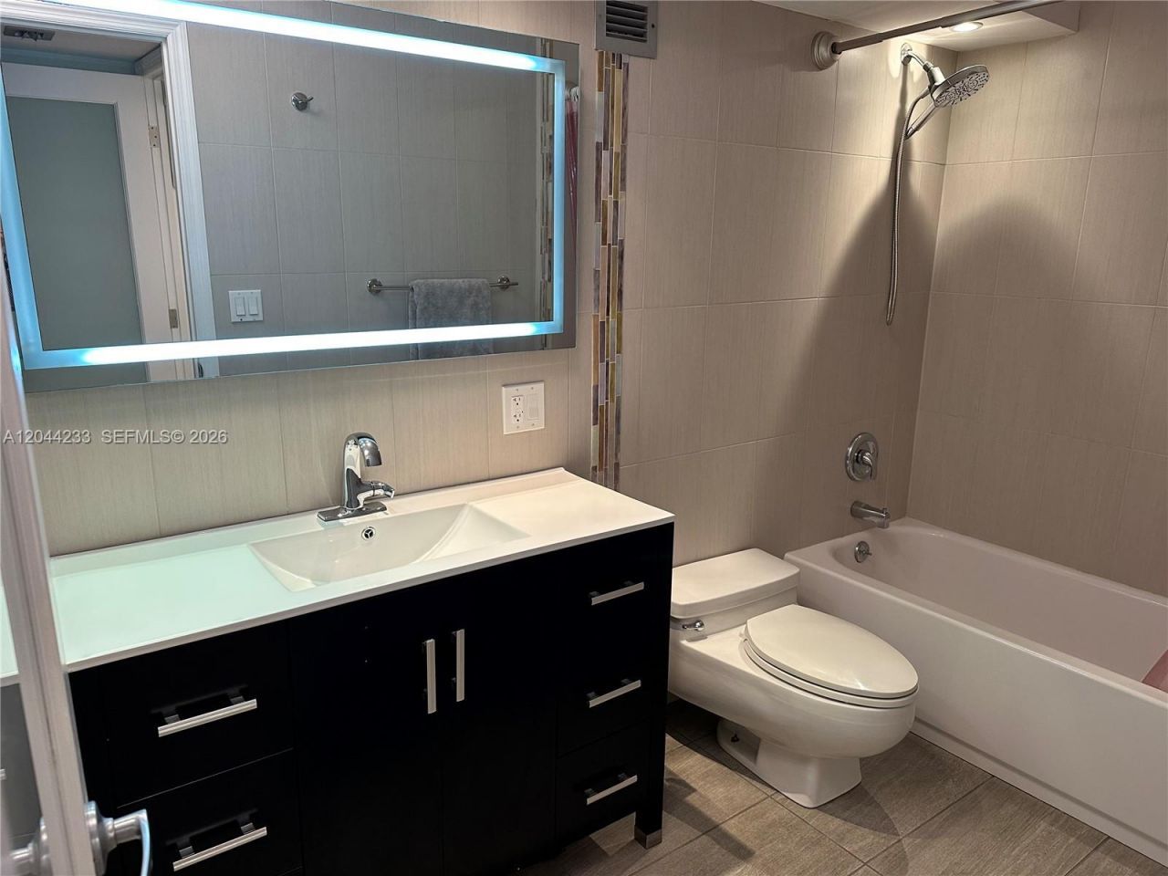 6039 Collins Ave, Unit 1205, Miami Beach, FL 33140 Photo
