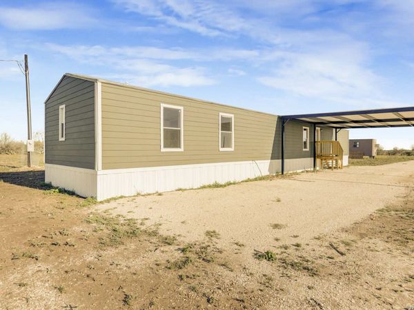 2811 cr 467, Devine, TX 78016