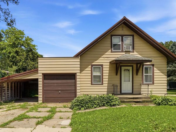 910 SW Carter Street, Elkader, IA 52043
