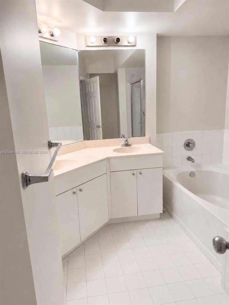 17145 N Bay Rd, Unit 4307, Sunny Isles Beach, FL 33160 Photo