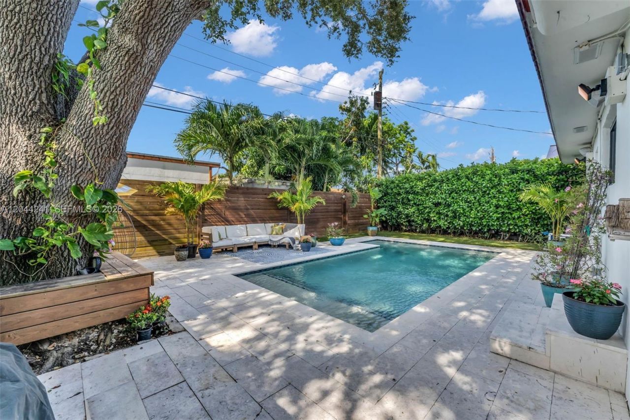2220 SW 25th St , Miami, FL 33133 Photo