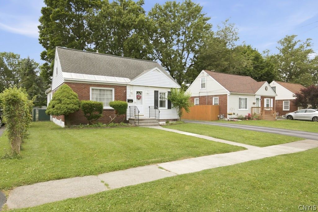 221 Beechwood Avenue, Liverpool, NY 13088 Main Photo