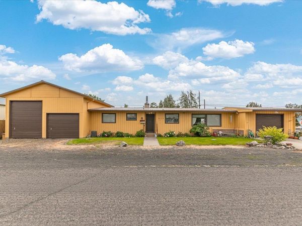 517 W 4th St, Sprague, WA 99032