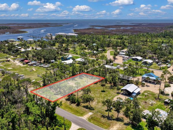 303 NW Second Street , Steinhatchee, FL 32359
