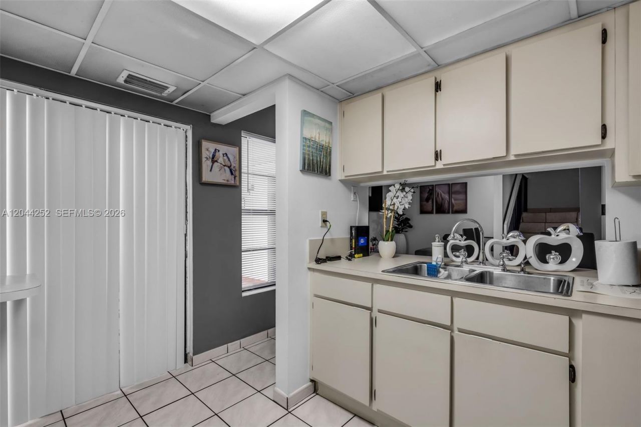 8186 NW 98th Ter, Unit 132, Hialeah Gardens, FL 33016 Photo