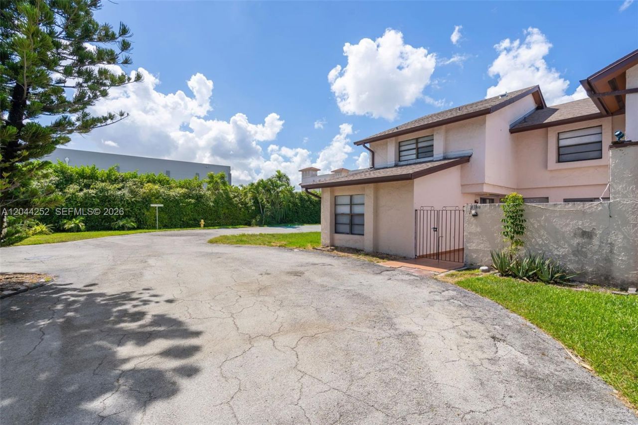 8186 NW 98th Ter, Unit 132, Hialeah Gardens, FL 33016 Photo