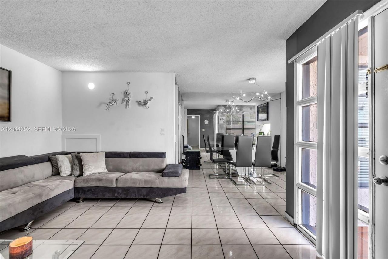 8186 NW 98th Ter, Unit 132, Hialeah Gardens, FL 33016 Photo