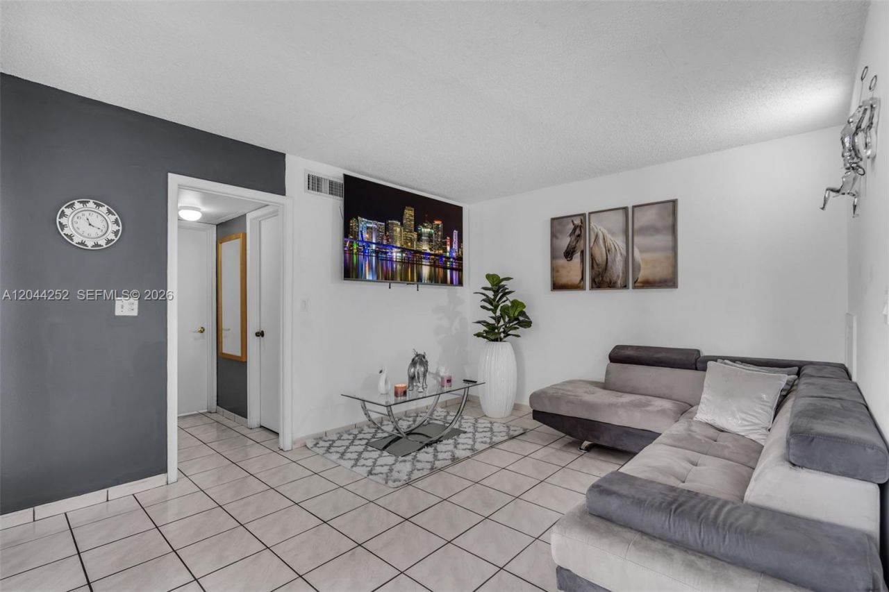 8186 NW 98th Ter, Unit 132, Hialeah Gardens, FL 33016 Photo