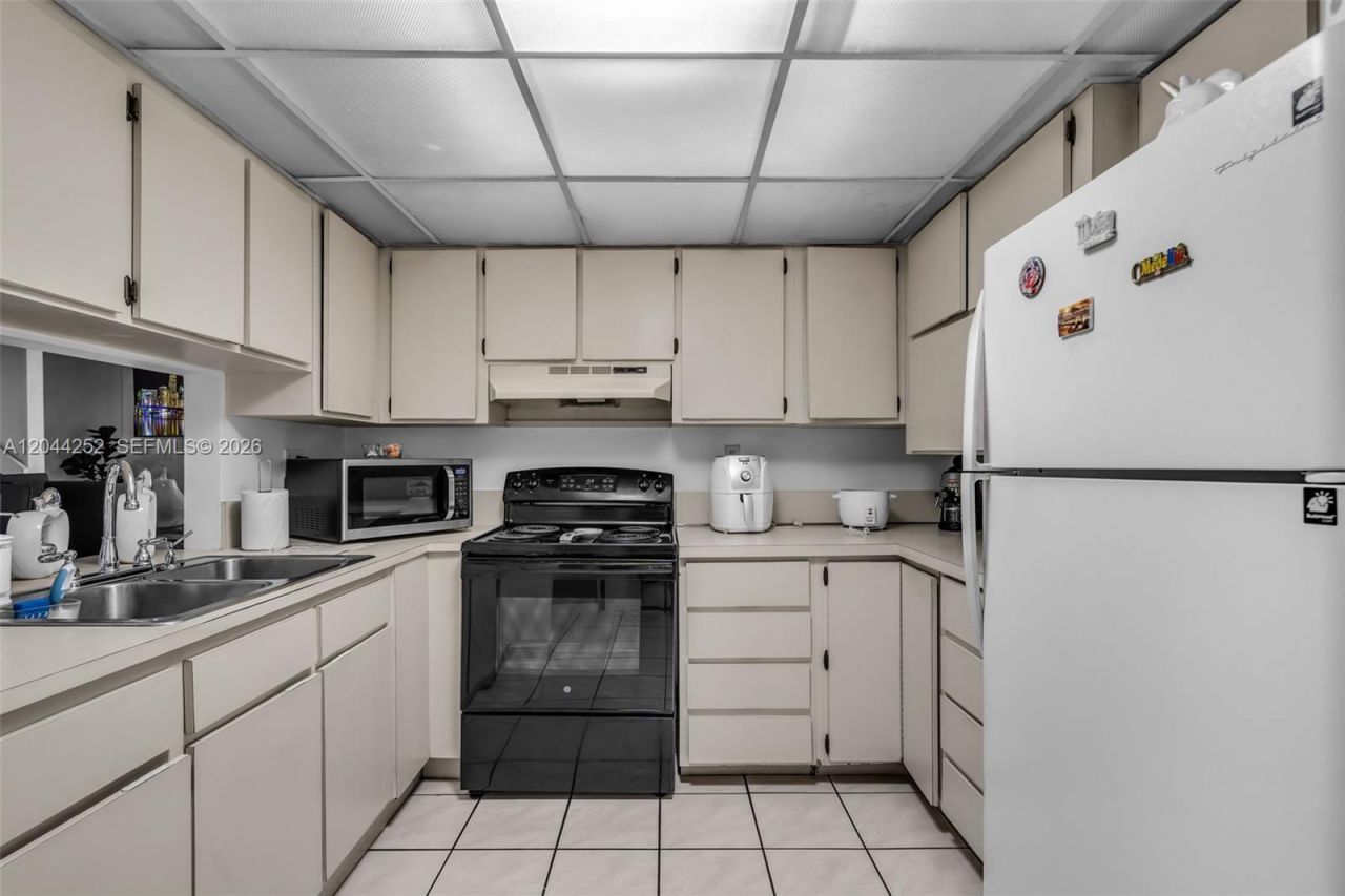 8186 NW 98th Ter, Unit 132, Hialeah Gardens, FL 33016 Photo