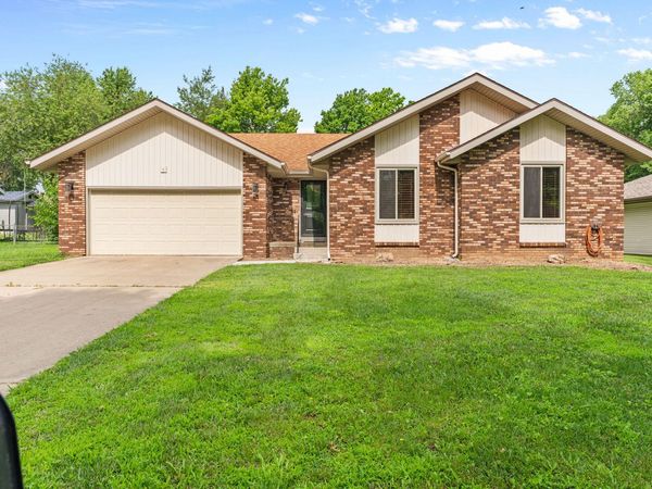 901 N Dabney Street , Nixa, MO 65714