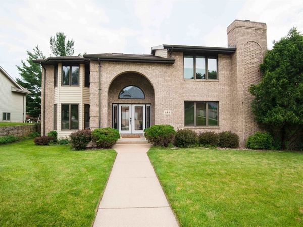 864 Carriage Hill Court, Dubuque, IA 52003