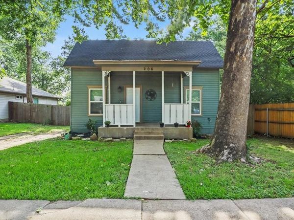 206 N Wood Street, Cleburne, TX 76033