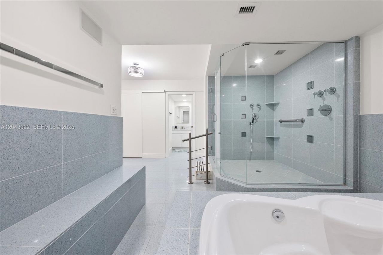 5500 Collins Ave , Unit 1902, Miami Beach, FL 33140 Photo
