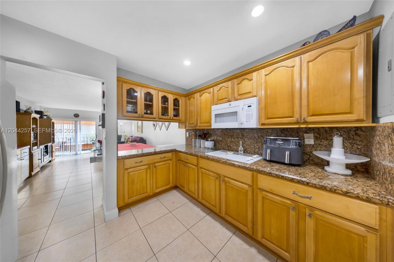 1950 W 54th St, Unit 206, Hialeah, FL 33012 Photo