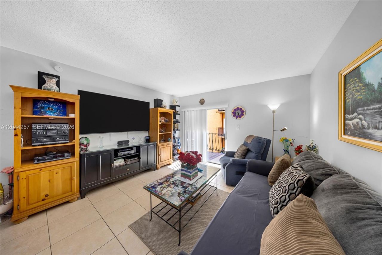 1950 W 54th St, Unit 206, Hialeah, FL 33012 Photo