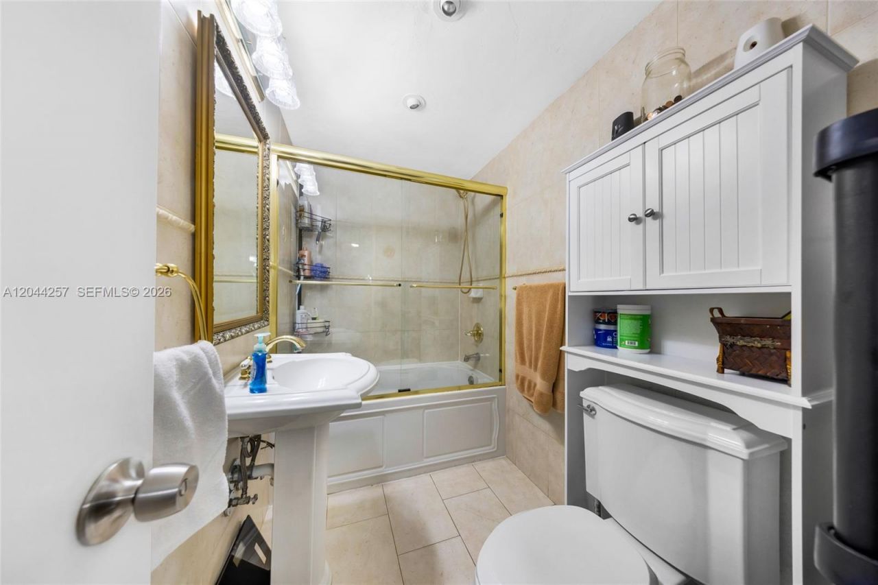 1950 W 54th St, Unit 206, Hialeah, FL 33012 Photo