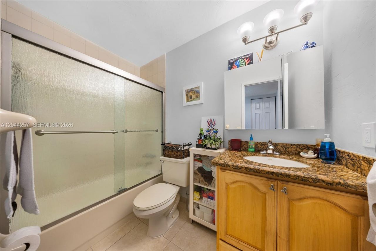 1950 W 54th St, Unit 206, Hialeah, FL 33012 Photo