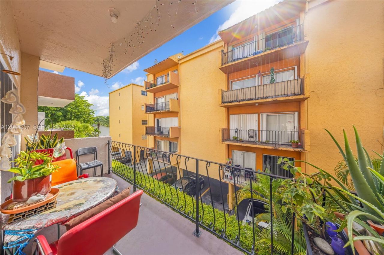 1950 W 54th St, Unit 206, Hialeah, FL 33012 Photo