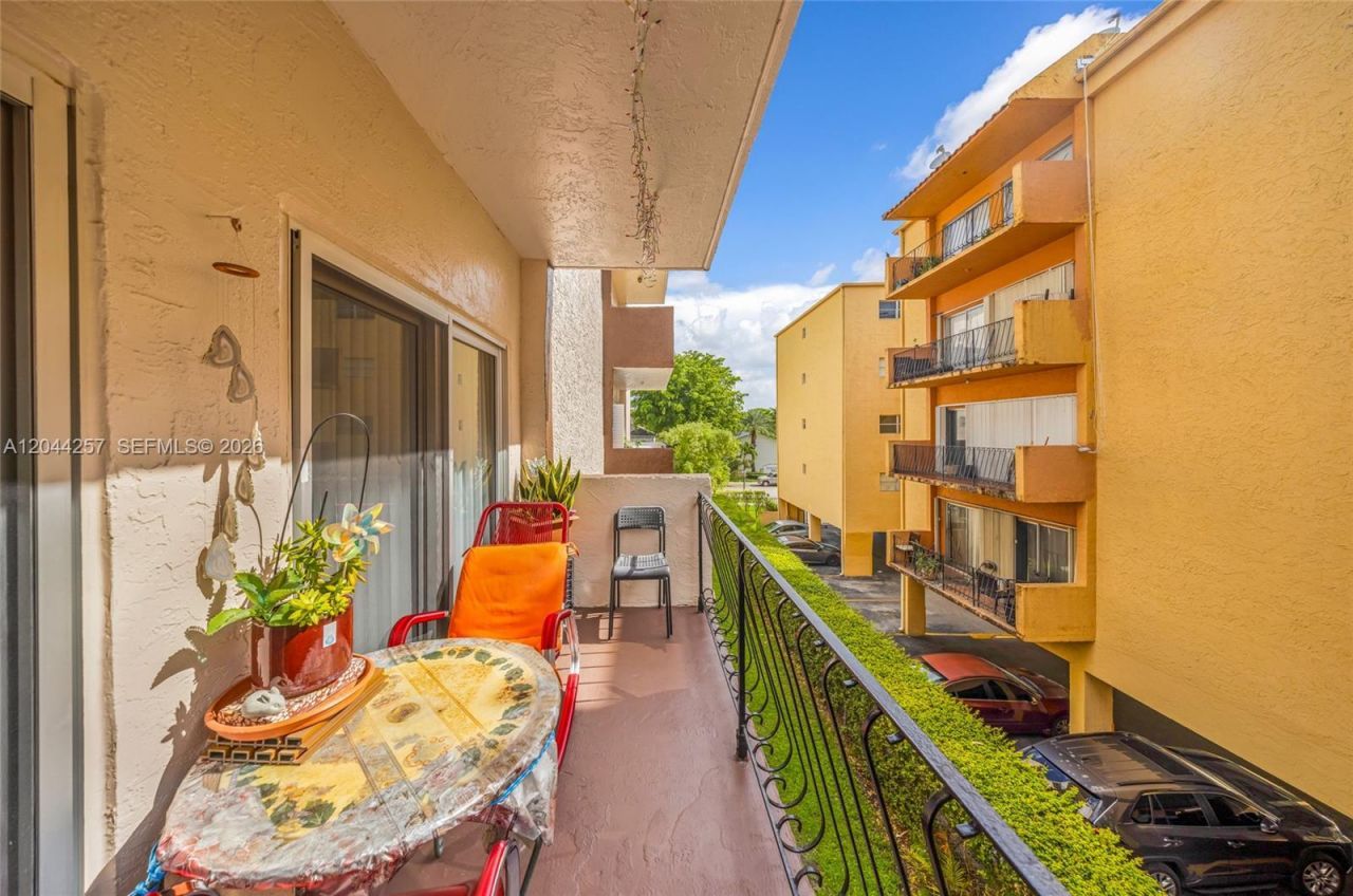 1950 W 54th St, Unit 206, Hialeah, FL 33012 Photo