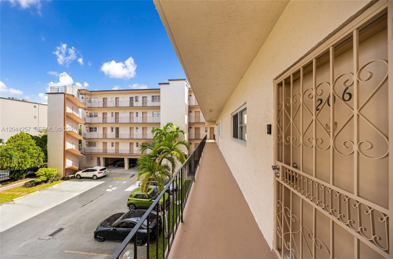 1950 W 54th St, Unit 206, Hialeah, FL 33012 Photo
