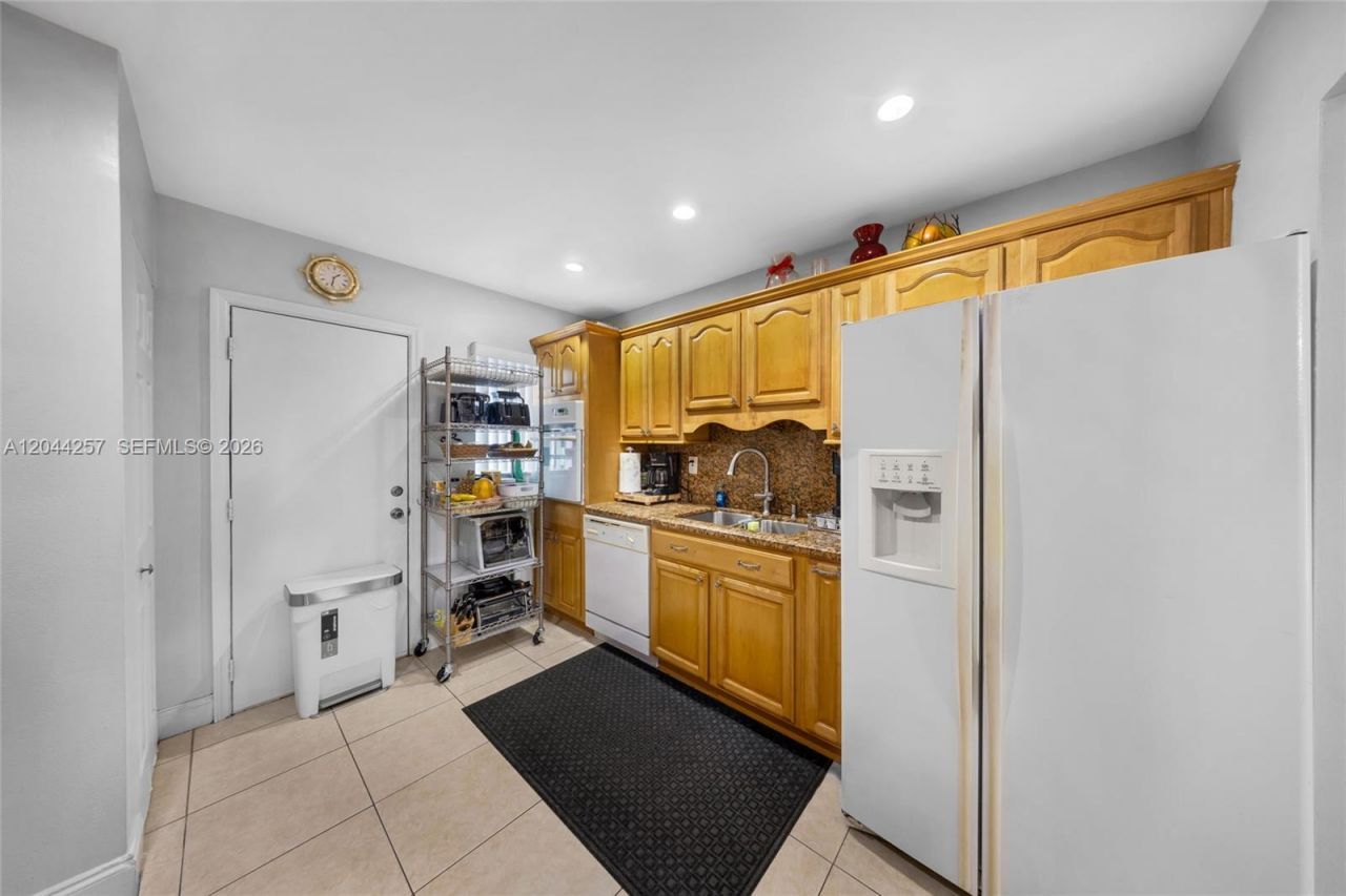 1950 W 54th St, Unit 206, Hialeah, FL 33012 Photo