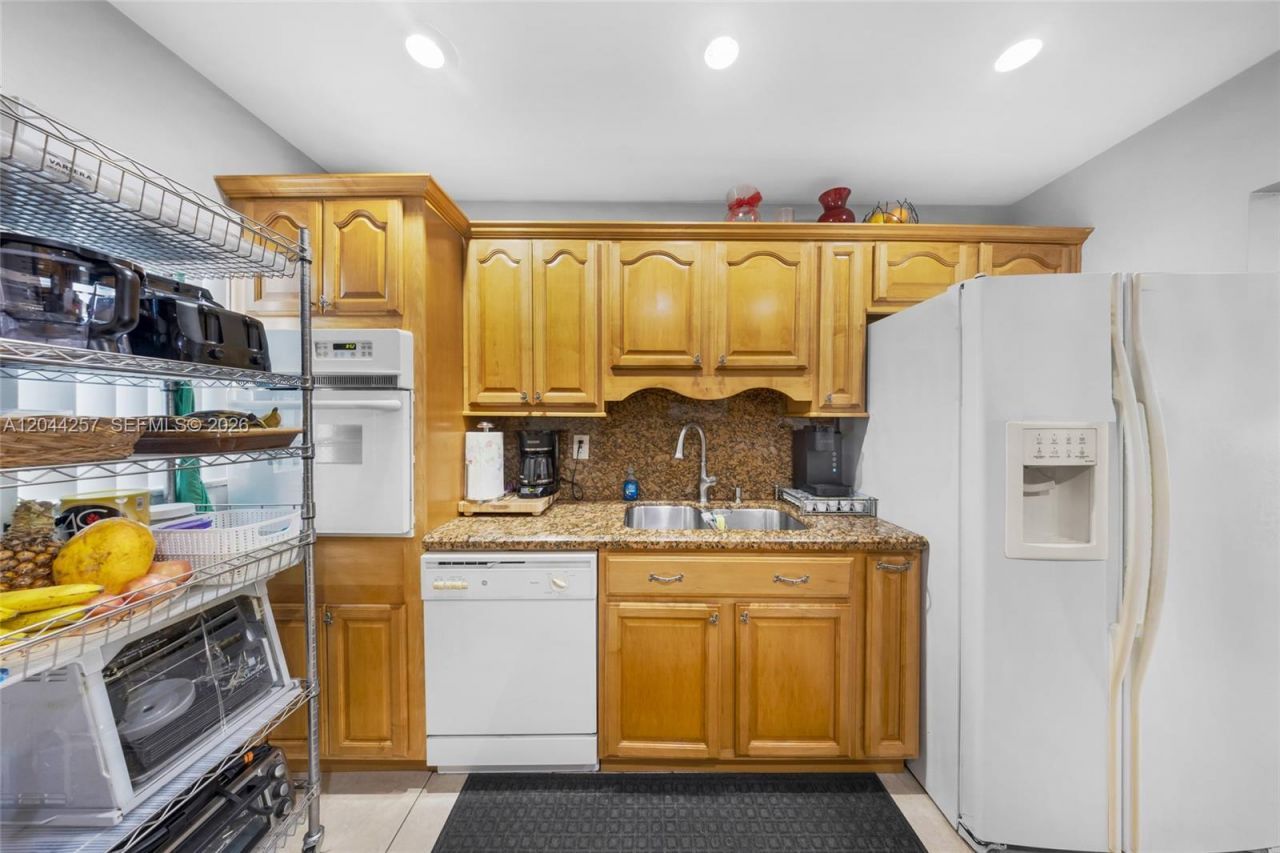 1950 W 54th St, Unit 206, Hialeah, FL 33012 Photo