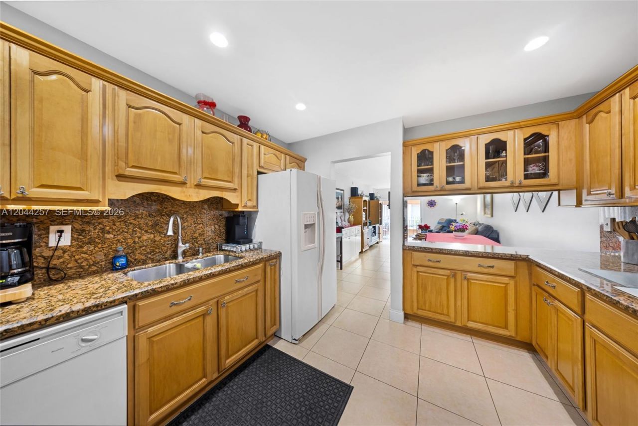 1950 W 54th St, Unit 206, Hialeah, FL 33012 Photo
