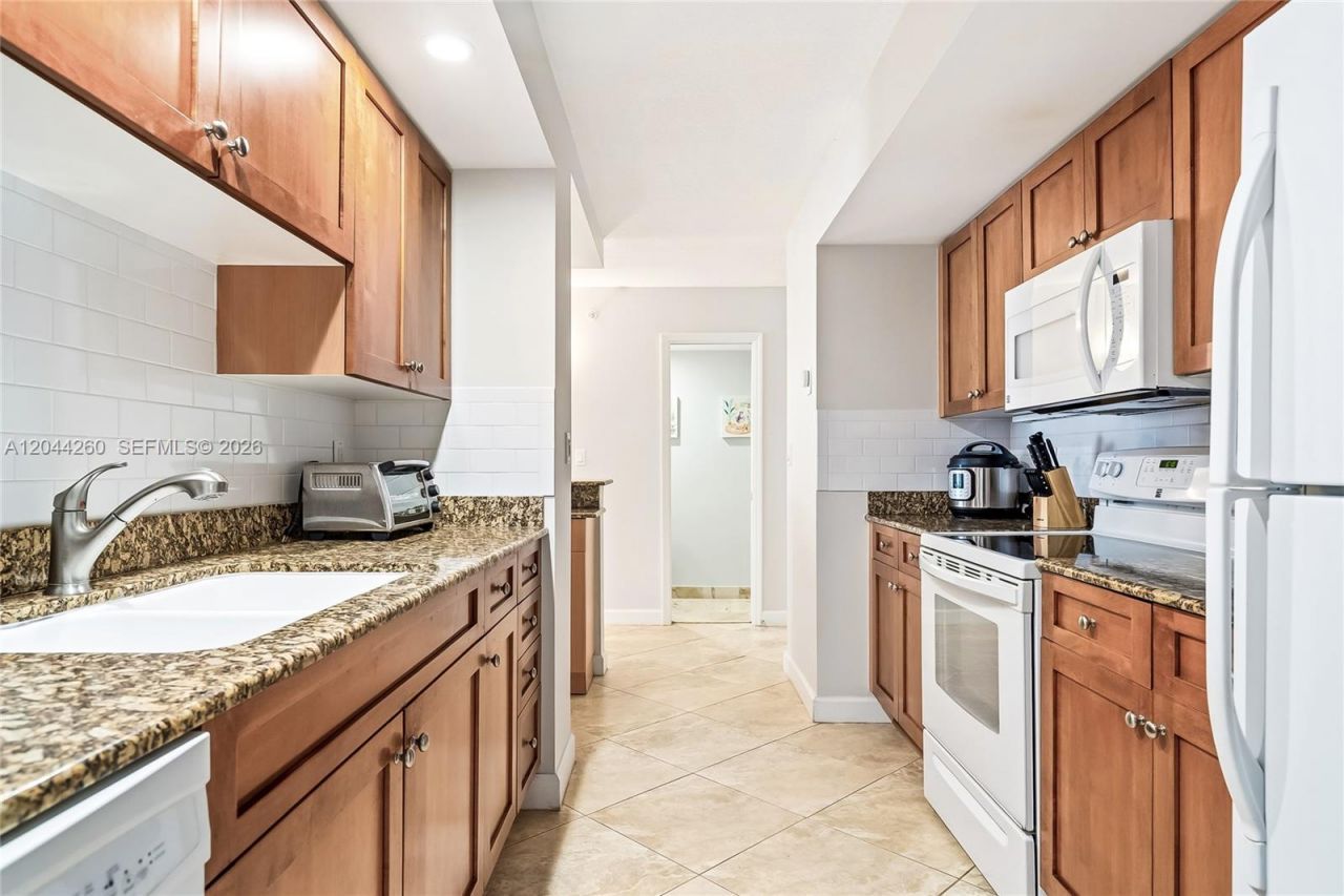 6917 Collins Ave, Unit 1012, Miami Beach, FL 33141 Photo
