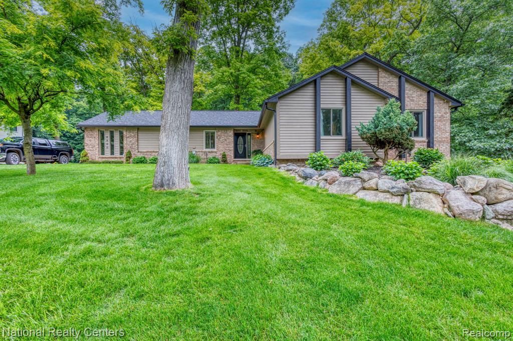 2900 Lynn Drive, White Lake Township, MI 48386 Main Photo