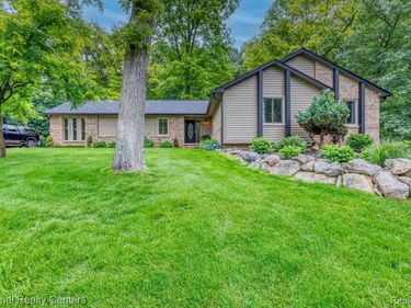2900 Lynn Drive, White Lake Twp, MI 48386