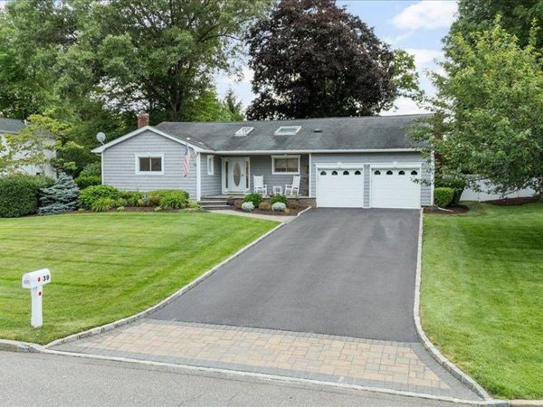 39 Merrivale Drive , Smithtown, NY 11787