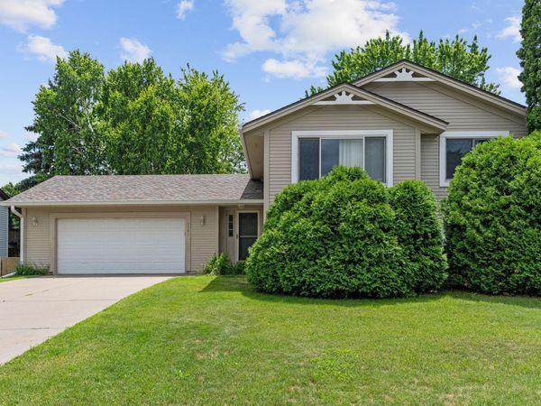 7581 23rd Street N, Oakdale, MN 55128