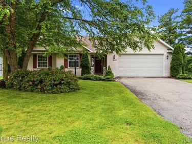 1409 Meadow Green Lane, Linden, MI 48451
