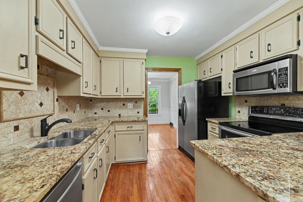 300 Eastover Circle Photo 6