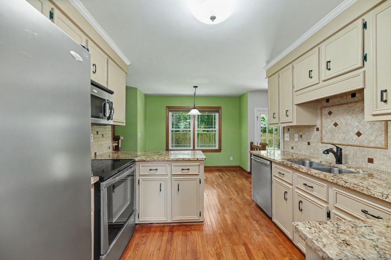 300 Eastover Circle Photo 7